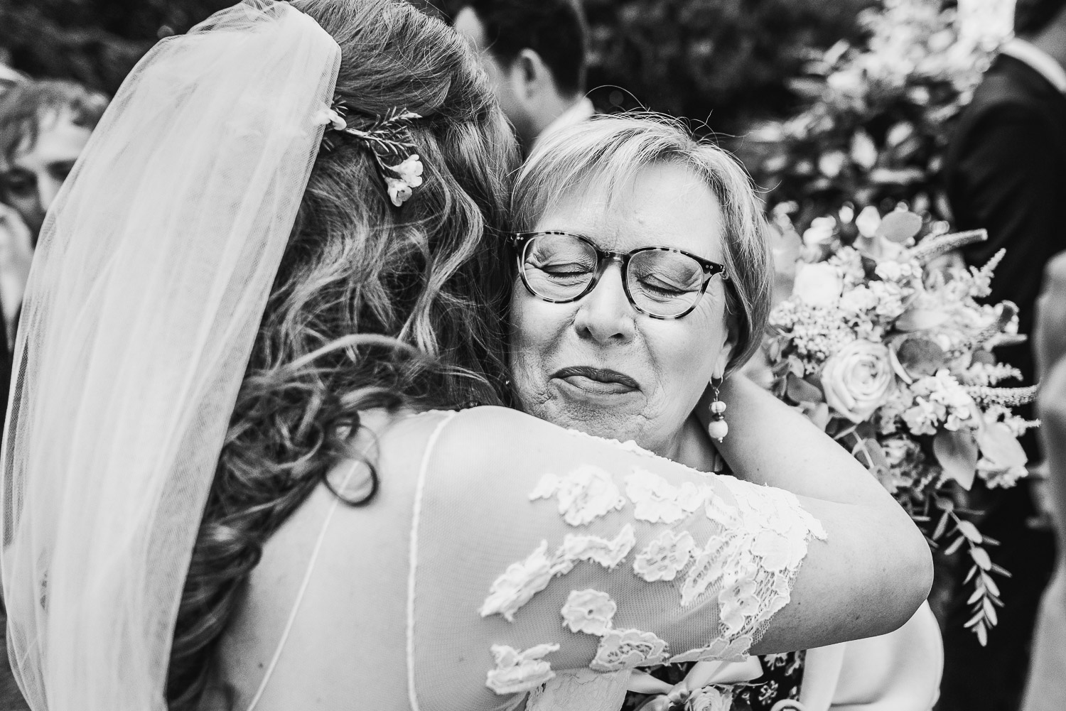 Hugs at weddings, covid-tips, Carine Bea Photography