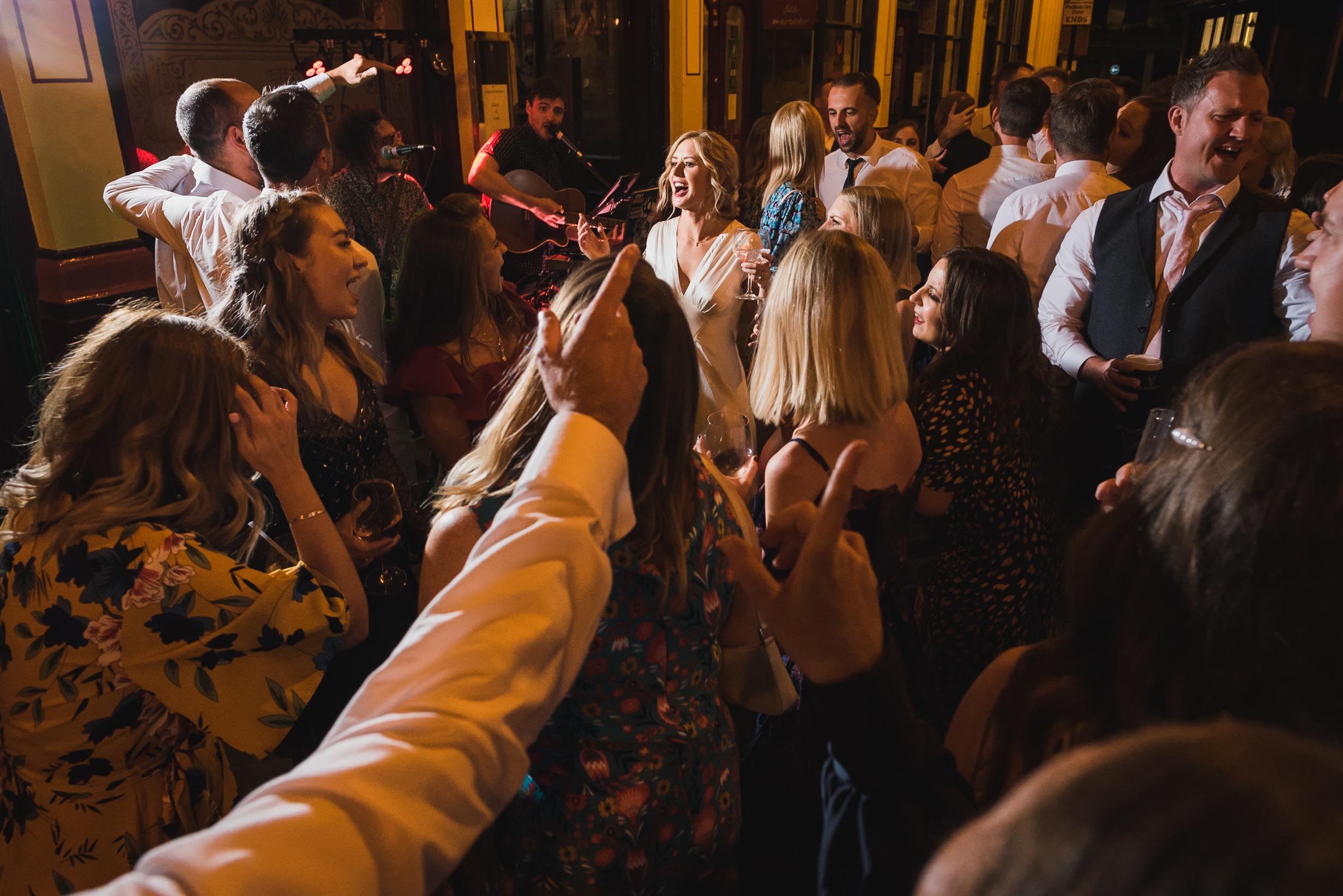 carine bea photography, pub wedding London , The Lamb Tavern Leadenhall, crazy dance